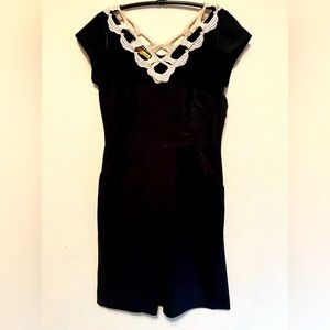 Gorgeous vintage looking pocket dress with side zipper.